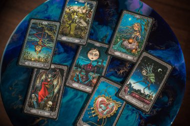 Tarot kartları masada. Ezoterizmin ve maneviyatın bir yansıması. İllüstrasyon başyazısı. Avrupa, Ukrayna, Kyiv. 16 Şubat