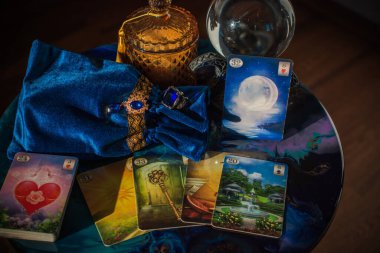 Tarot kartları masada. Ezoterizmin ve maneviyatın bir yansıması. İllüstrasyon başyazısı. Avrupa, Ukrayna, Kyiv. 16 Şubat