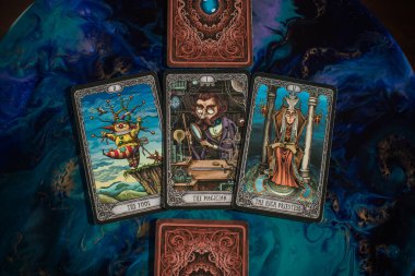 Tarot kartları masada. Ezoterizmin ve maneviyatın bir yansıması. İllüstrasyon başyazısı. Avrupa, Ukrayna, Kyiv. 16 Şubat