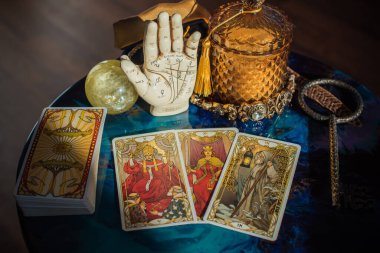 Tarot kartları masada. Ezoterizmin ve maneviyatın bir yansıması. İllüstrasyon başyazısı. Avrupa, Ukrayna, Kyiv. 16 Şubat