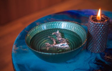 Kurşunla oynuyorum. Sihirli insan enerjisi temizliği. Negatif aura programı çıkarılıyor.