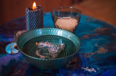 Kurşunla oynuyorum. Sihirli insan enerjisi temizliği. Negatif aura programı çıkarılıyor.