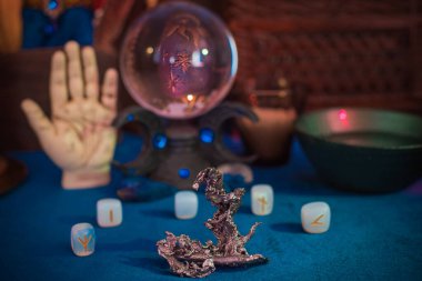 Kurşunla oynuyorum. Sihirli insan enerjisi temizliği. Negatif aura programı çıkarılıyor.