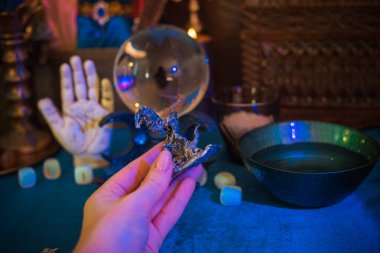 Kurşunla oynuyorum. Sihirli insan enerjisi temizliği. Negatif aura programı çıkarılıyor.