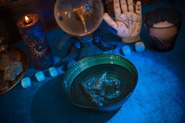 Kurşunla oynuyorum. Sihirli insan enerjisi temizliği. Negatif aura programı çıkarılıyor.