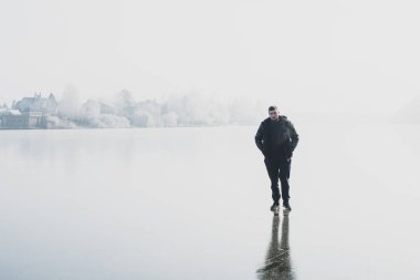 Yalnızlık ve depresyon kavramı. Yalnızlığın silueti, dışarıda duruyorum. Ruh sağlığının içeriği için resim