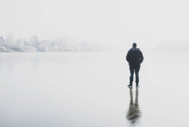 Yalnızlık ve depresyon kavramı. Yalnızlığın silueti, dışarıda duruyorum. Ruh sağlığının içeriği için resim