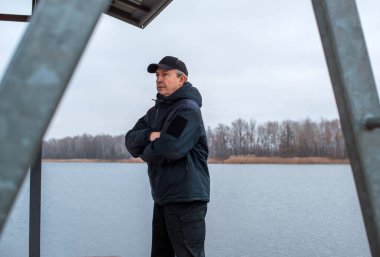 Büyük şehir hayatında yalnızlık ve depresyon kavramı. Dışarıda tek başına duran son sınıf öğrencisi. Ruh sağlığının içeriği için resim