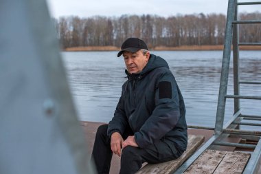 Büyük şehir hayatında yalnızlık ve depresyon kavramı. Dışarıda tek başına duran son sınıf öğrencisi. Ruh sağlığının içeriği için resim