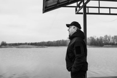 Büyük şehir hayatında yalnızlık ve depresyon kavramı. Dışarıda tek başına duran son sınıf öğrencisi. Ruh sağlığının içeriği için resim