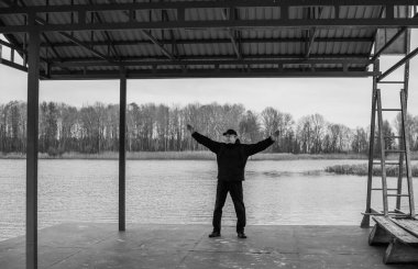 Büyük şehir hayatında yalnızlık ve depresyon kavramı. Dışarıda tek başına duran son sınıf öğrencisi. Ruh sağlığının içeriği için resim