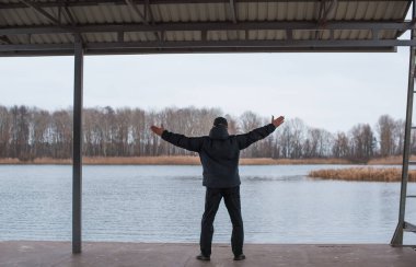 Büyük şehir hayatında yalnızlık ve depresyon kavramı. Dışarıda tek başına duran son sınıf öğrencisi. Ruh sağlığının içeriği için resim