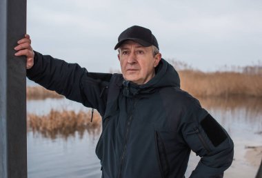 Büyük şehir hayatında yalnızlık ve depresyon kavramı. Dışarıda tek başına duran son sınıf öğrencisi. Ruh sağlığının içeriği için resim