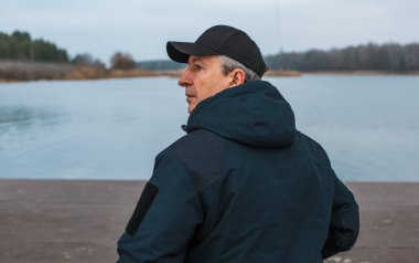 Büyük şehir hayatında yalnızlık ve depresyon kavramı. Dışarıda tek başına duran son sınıf öğrencisi. Ruh sağlığının içeriği için resim