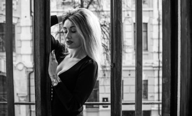 Eski para klasik kadın tarzı, kadın kıyafetleri, saç ve aksesuarlar. Siyah elbiseli ve gözlüklü kadın.