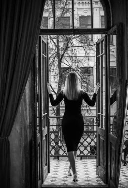 Eski para klasik kadın tarzı, kadın kıyafetleri, saç ve aksesuarlar. Siyah elbiseli ve gözlüklü kadın.