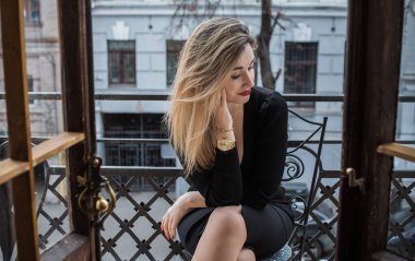 Eski para klasik kadın tarzı, kadın kıyafetleri, saç ve aksesuarlar. Siyah elbiseli ve gözlüklü kadın.