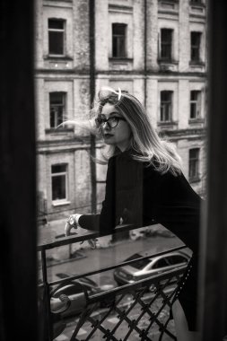 Eski para klasik kadın tarzı, kadın kıyafetleri, saç ve aksesuarlar. Siyah elbiseli ve gözlüklü kadın.