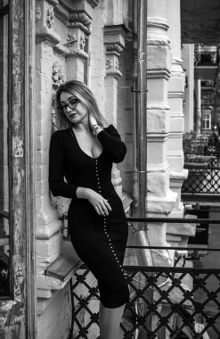 Eski para klasik kadın tarzı, kadın kıyafetleri, saç ve aksesuarlar. Siyah elbiseli ve gözlüklü kadın.