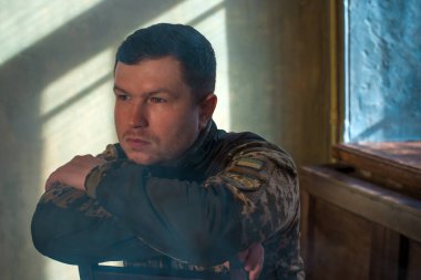 Asker fotoğrafı, askeri üniformalı genç Avrupalı adamın yakın portresi.. 