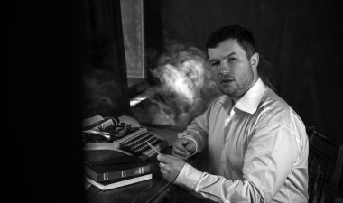 Yazarlar için yer. Yazma kavramı. Esmer akademi estetiği, iç mimarisi kahverengi ve mavi tonlarda.