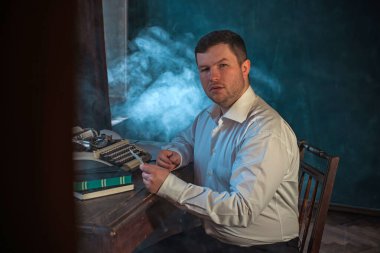 Yazarlar için yer. Yazma kavramı. Esmer akademi estetiği, iç mimarisi kahverengi ve mavi tonlarda.