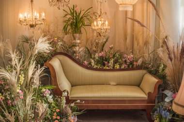 Boho 'nun iç dekorasyonu çok şık. Çingene ya da hippinin üstünde asılı bej ve beyaz rüya yakalayıcıları ve tüyler  