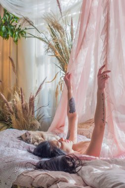 Kedili bir kadın Boho 'nun klasik Fransız atmosferinde hassas bir sabah geçirir. Modern kadın yaşam tarzı. Sabah güneşinin ilhamı