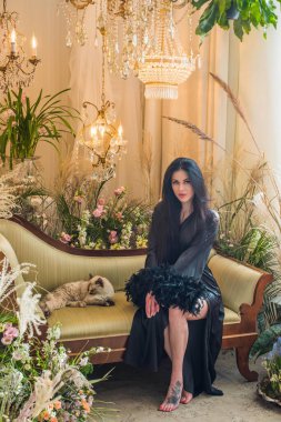 Boho 'nun klasik Fransız atmosferinde siyah cüppeli tüylü bir kadın. Modern kadın yaşam tarzı.. 