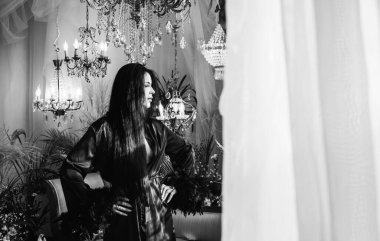 Boho 'nun klasik Fransız atmosferinde siyah cüppeli tüylü bir kadın. Modern kadın yaşam tarzı.. 