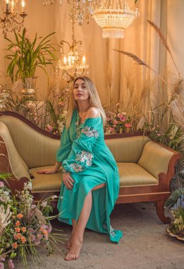 Boho tarzı turkuaz elbiseyle poz veren Avrupalı Slav kadın. Moda anlayışı. Hippi tarzı ve etno