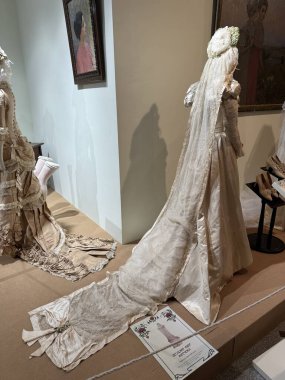 1750-1920 yılları arasında ABD ve Avrupa / Ukrayna 'da klasik kadın modası sergisi. Kiev Mart 18 / İllüstrasyon Editörü