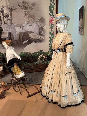 1750-1920 yılları arasında ABD ve Avrupa / Ukrayna 'da klasik kadın modası sergisi. Kiev Mart 18 / İllüstrasyon Editörü