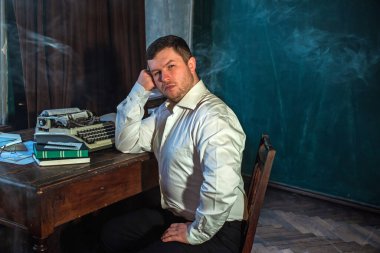 Mesajla çalışan bir adam. Klasik atmosfer. Çalışma ortamında yazar ya da gazeteci