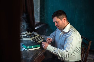 Mesajla çalışan bir adam. Klasik atmosfer. Çalışma ortamında yazar ya da gazeteci