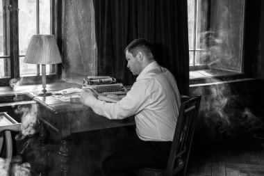 Mesajla çalışan bir adam. Klasik atmosfer. Çalışma ortamında yazar ya da gazeteci