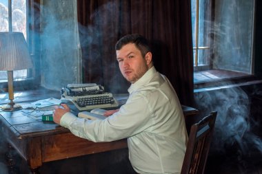 Mesajla çalışan bir adam. Klasik atmosfer. Çalışma ortamında yazar ya da gazeteci