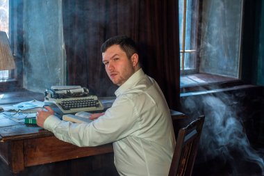 Mesajla çalışan bir adam. Klasik atmosfer. Çalışma ortamında yazar ya da gazeteci