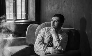 30 yaşında modern bir adam, psikoloji portresi. Takım elbiseli bir adam, Avrupa karışımı.