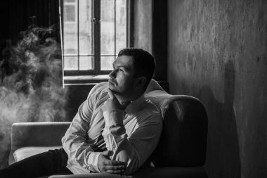 30 yaşında modern bir adam, psikoloji portresi. Takım elbiseli bir adam, Avrupa karışımı.