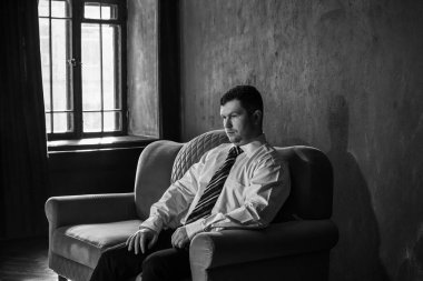 30 yaşında modern bir adam, psikoloji portresi. Takım elbiseli bir adam, Avrupa karışımı.