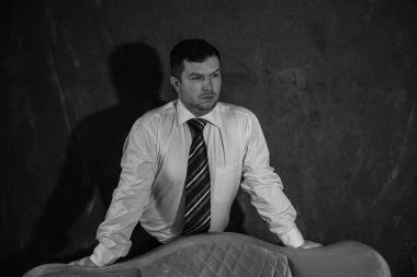 30 yaşında modern bir adam, psikoloji portresi. Takım elbiseli bir adam, Avrupa karışımı.