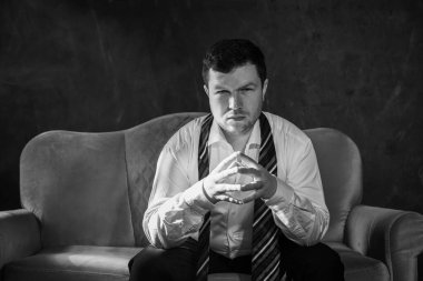 30 yaşında modern bir adam, psikoloji portresi. Takım elbiseli bir adam, Avrupa karışımı.