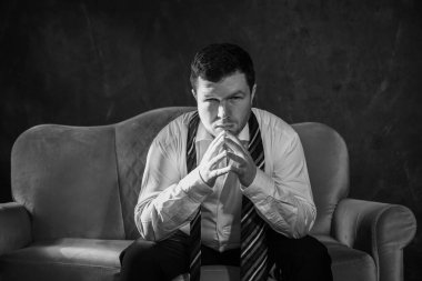 30 yaşında modern bir adam, psikoloji portresi. Takım elbiseli bir adam, Avrupa karışımı.