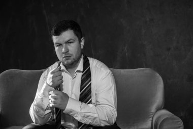 30 yaşında modern bir adam, psikoloji portresi. Takım elbiseli bir adam, Avrupa karışımı.