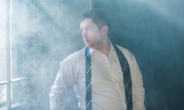 30 yaşında modern bir adam, psikoloji portresi. Takım elbiseli bir adam, Avrupa karışımı.