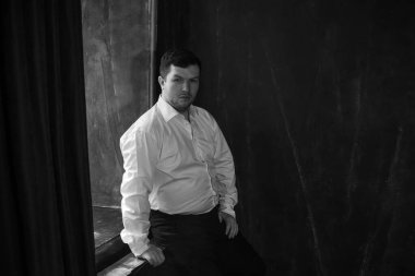 30 yaşında modern bir adam, psikoloji portresi. Takım elbiseli bir adam, Avrupa karışımı.