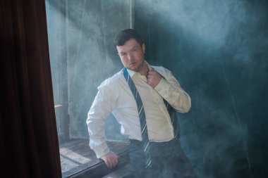 30 yaşında modern bir adam, psikoloji portresi. Takım elbiseli bir adam, Avrupa karışımı.