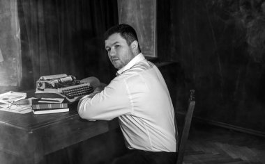 30 yaşında modern bir adam, psikoloji portresi. Takım elbiseli bir adam, Avrupa karışımı.