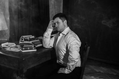 30 yaşında modern bir adam, psikoloji portresi. Takım elbiseli bir adam, Avrupa karışımı.